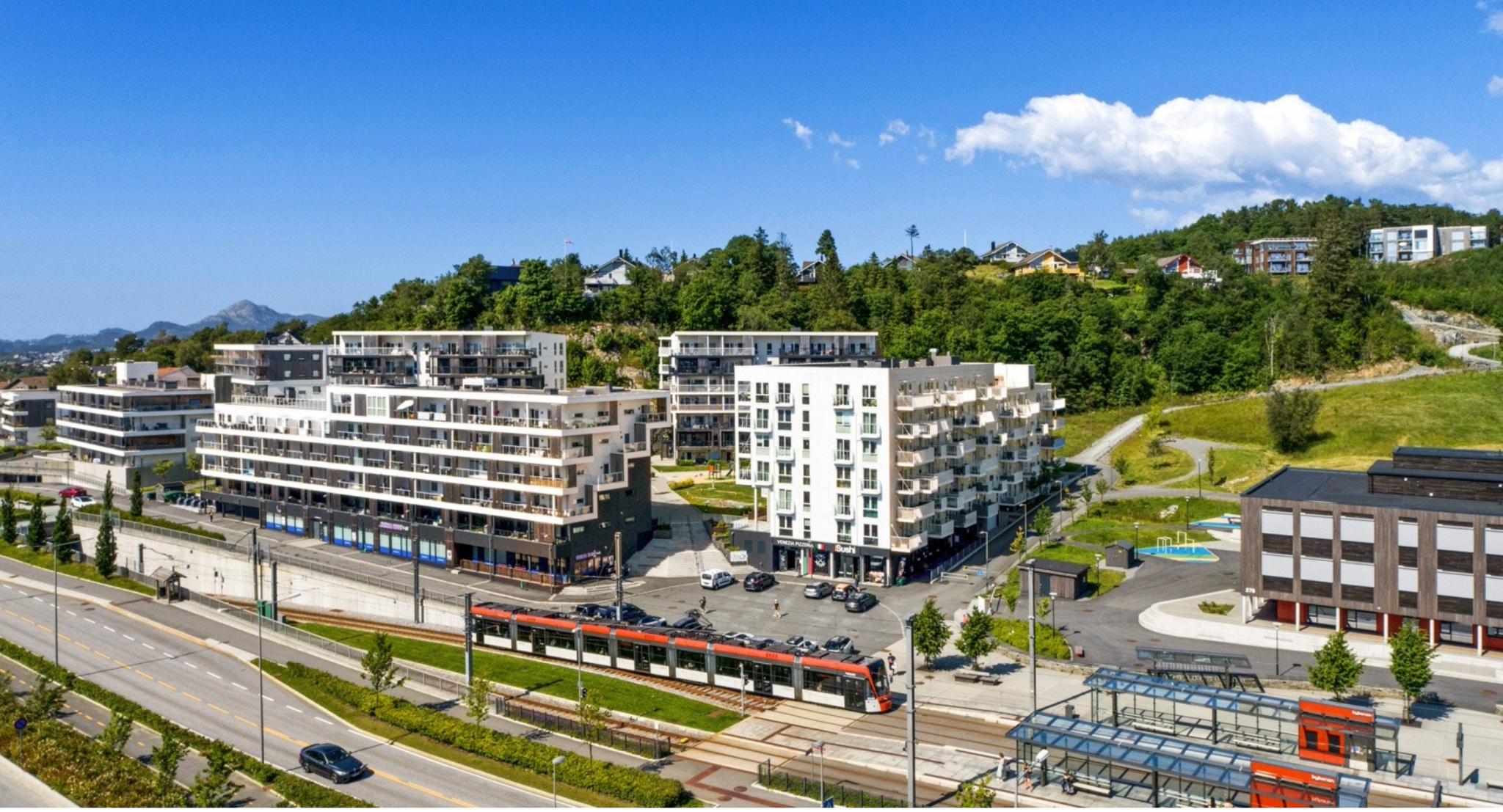 Råstølen Park ligger like ved bybanestoppet "Råstølen" og rundt oss ligger butikk, restaurant, turområder og store arbeidsplasser. 